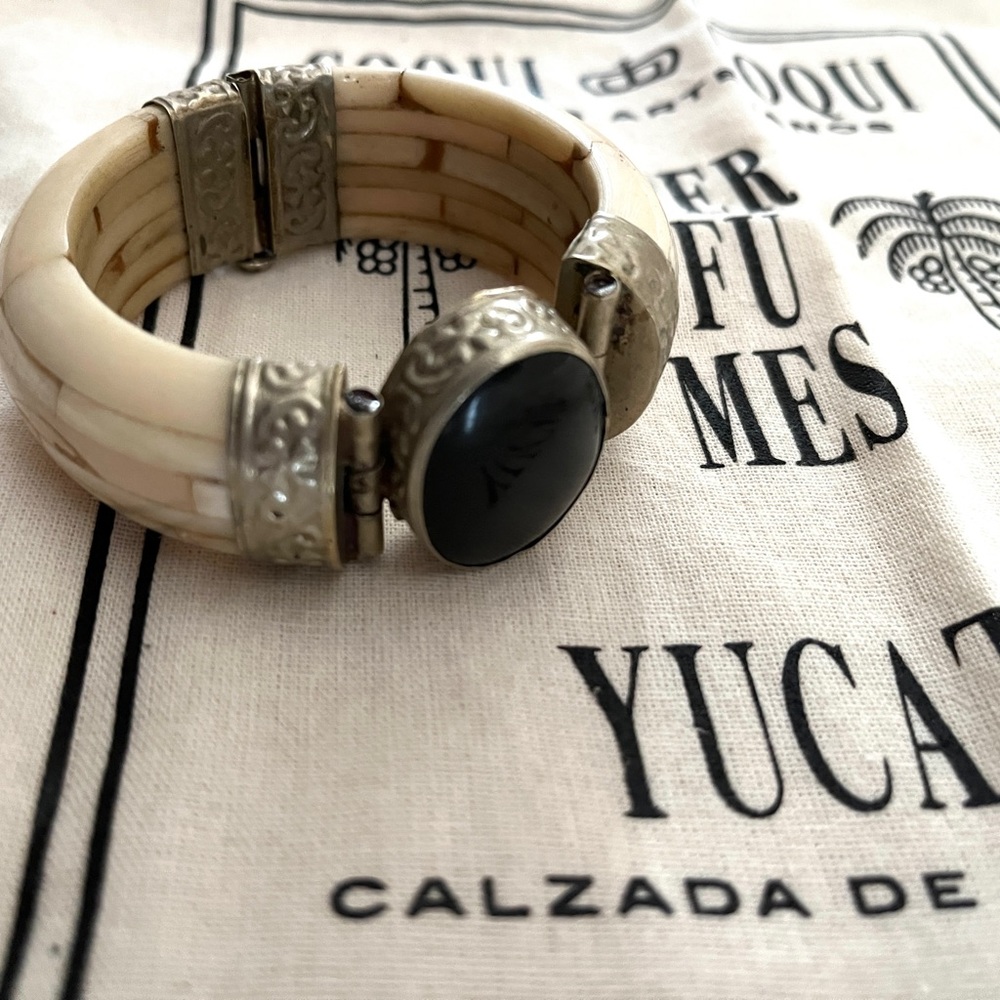 Vintage Ethnic Boho Bangle Bracelet Black Onyx Stone Hinge Clasp